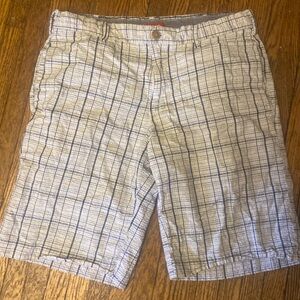 Izod shorts size 32
